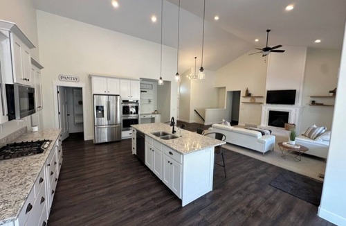 Salem House | Spacious 6-bedroom house in Salem, UT with AC and an outdoor basketball court