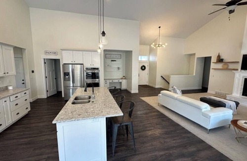 Salem House | Spacious 6-bedroom house in Salem, UT with AC and an outdoor basketball court