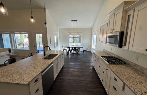 Salem House | Spacious 6-bedroom house in Salem, UT with AC and an outdoor basketball court