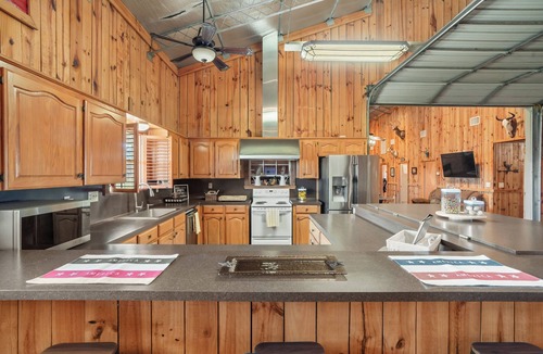 Damon Cabin | Spacious 6-bedroom lodge in beautiful Damon with AC