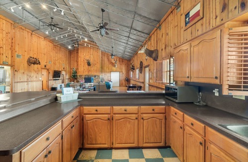 Damon Cabin | Spacious 6-bedroom lodge in beautiful Damon with AC