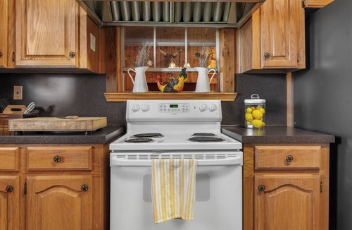 Damon Cabin | Spacious 6-bedroom lodge in beautiful Damon with AC