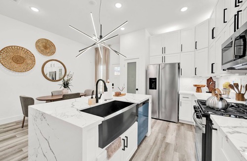 OST - South Union House | Spacious 6-bedroom townhome with AC, WiFi in Houston - Perfect for Groups