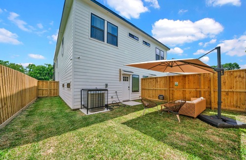 OST - South Union House | Spacious 6-bedroom townhome with AC, WiFi in Houston - Perfect for Groups