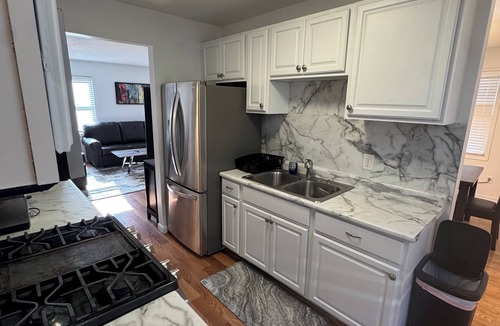 East Bloomington House | Spacious 6 bedroom in the heart of the city for families & working travelers