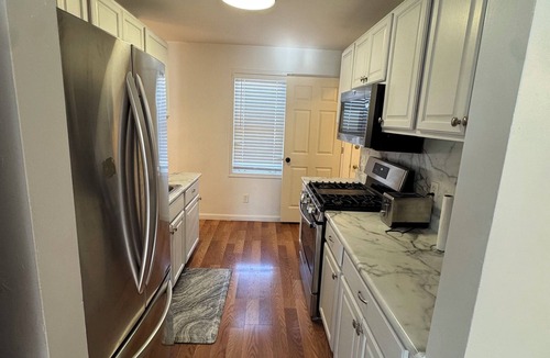 East Bloomington House | Spacious 6 bedroom in the heart of the city for families & working travelers