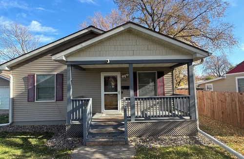 East Bloomington House | Spacious 6 bedroom in the heart of the city for families & working travelers
