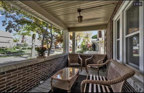 Niagara Falls House | Spacious 6-bedroom house in charming Niagara Falls with AC