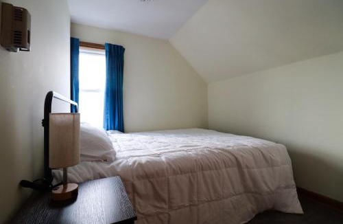 Niagara Falls House | Spacious 6-bedroom house in charming Niagara Falls with AC