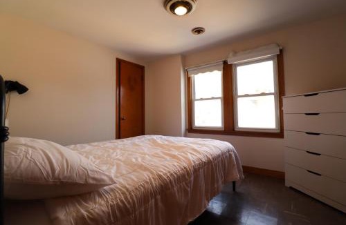 Niagara Falls House | Spacious 6-bedroom house in charming Niagara Falls with AC