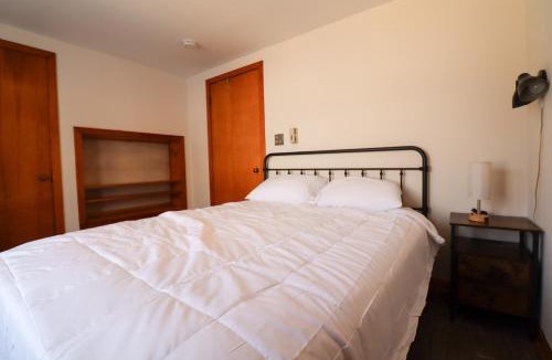 Niagara Falls House | Spacious 6-bedroom house in charming Niagara Falls with AC
