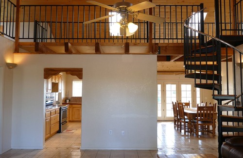 Tyrone House | Spacious 6-bedroom house with WiFi, AC in tranquil Silver City