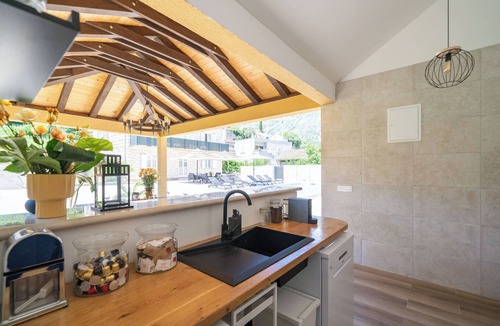 Komolac Villa | Spacious 6-bedroom villa in lovely Komolac with WiFi, AC