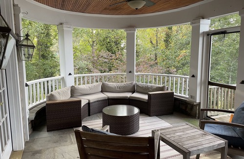 Edgewater House | Spacious 6-Bedroom Waterfront Retreat
