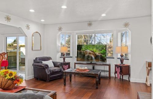 Arden-Arcade House | Spacious 6 BR Patio + Deck Sleeps 13