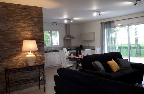 Montluel Cottage | Spacious 6-person gîte in a quiet, leafy setting.