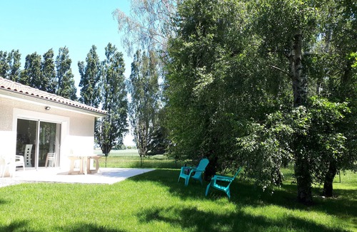 Montluel Cottage | Spacious 6-person gîte in a quiet, leafy setting.