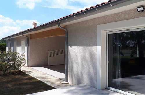 Montluel Cottage | Spacious 6-person gîte in a quiet, leafy setting.