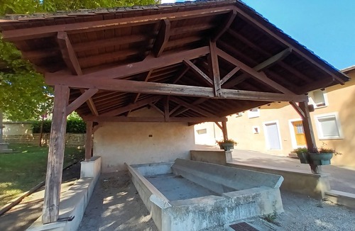 Montluel Cottage | Spacious 6-person gîte in a quiet, leafy setting.