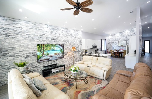 Naples Park House | Spacious 6bdr/5bath Vacation Home 1 mi to beach