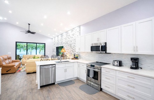 Naples Park House | Spacious 6bdr/5bath Vacation Home 1 mi to beach