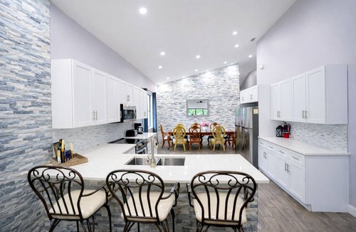 Naples Park House | Spacious 6bdr/5bath Vacation Home 1 mi to beach