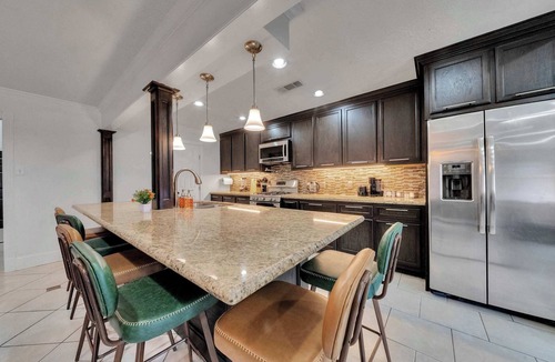 Brookhollow House | Spacious | 6BDR | King | 1GB | WD | Fire Pit, BBQ