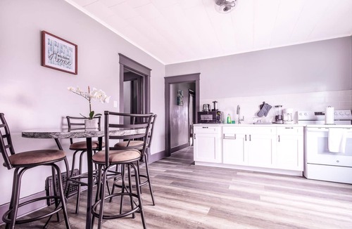 Downtown Niagara Falls House | Spacious 6BR 2Bath Close the Falls