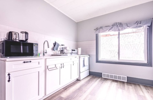 Downtown Niagara Falls House | Spacious 6BR 2Bath Close the Falls