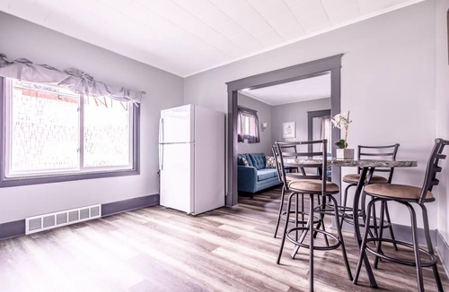 Downtown Niagara Falls House | Spacious 6BR 2Bath Close the Falls