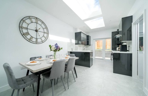 Edgware Apartment | Spacious 6BR Apt | Manor Park Retreat