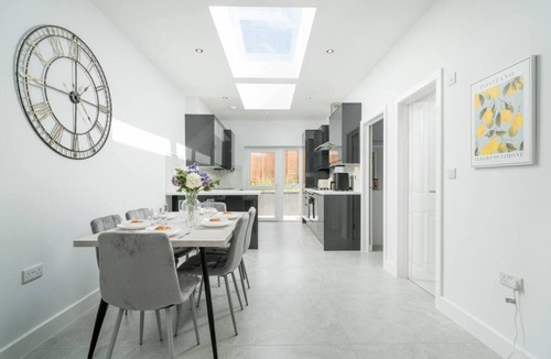 Edgware Apartment | Spacious 6BR Apt | Manor Park Retreat