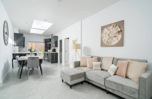 Edgware Apartment | Spacious 6BR Apt | Manor Park Retreat