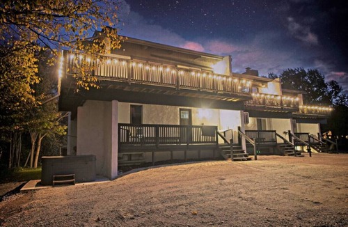 The Blue Mountains Ski Chalet | Spacious 6BR Chalet Hot Tub Mountain Views Walk to Blue Mountain Village