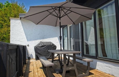 The Blue Mountains Ski Chalet | Spacious 6BR Chalet Hot Tub Mountain Views Walk to Blue Mountain Village