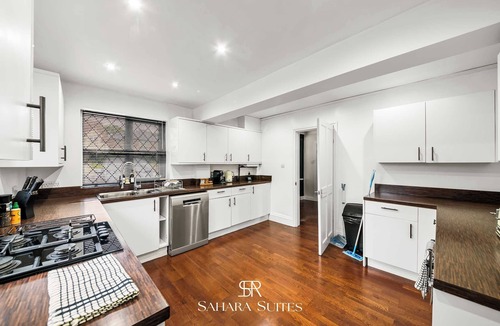 Reading House | Spacious 6BR Home | Contractors Stay | Parking