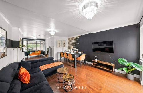 Reading House | Spacious 6BR Home | Contractors Stay | Parking