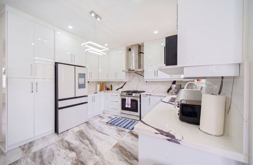 Brampton House | Spacious 6BR Home | Gym, BBQ, Patio | 100% Private