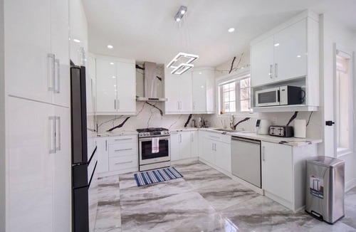 Brampton House | Spacious 6BR Home | Gym, BBQ, Patio | 100% Private