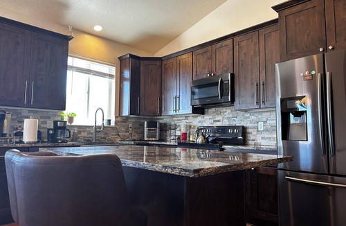 Murray House | Spacious 6BR Home w 2 Large Living Areas & 3 Bath