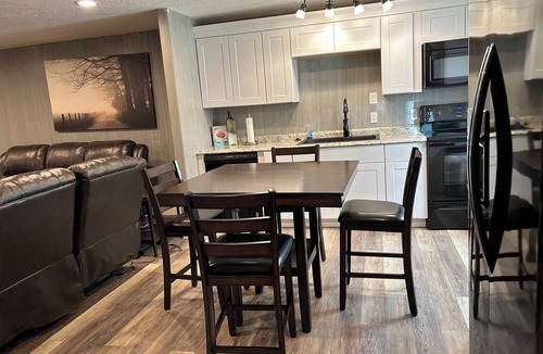 Murray House | Spacious 6BR Home w 2 Large Living Areas & 3 Bath