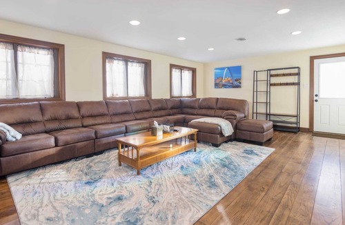 Des Moines House | Spacious 6BR Home with Wooded Oasis