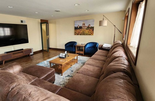 Des Moines House | Spacious 6BR Home with Wooded Oasis