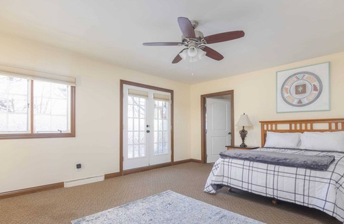 Des Moines House | Spacious 6BR Home with Wooded Oasis