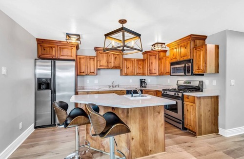Mountain Green House | Spacious 6BR Retreat w/Panoramic Views + 2 Kitchens