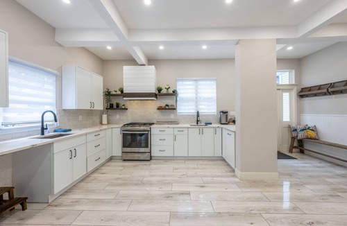Roselle House | Spacious 6BR Retreat - Pool - Fire Pit - BBQ