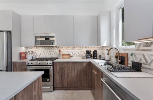 MLK House | Spacious 6BR Retreat: Two Homes Side-by-Side - Ideal for Large Groups & Families