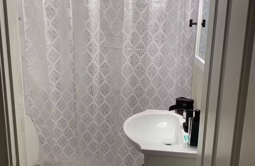 Rochester House | Spacious 6BR Retreat Near Downtown, Hospitals & Colleges