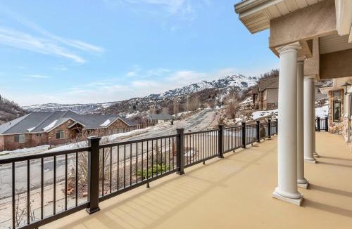 Mountain Green Apartment | Spacious 6BR Retreat w Panoramic Views