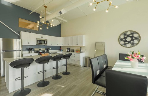 Near South Side Apartment | Spacious 6BR South Loop Luxury Suite Near McCormick Place & Soldier Field for 12
